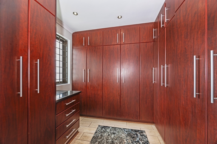 4 Bedroom Property for Sale in Van Riebeeckshof Western Cape